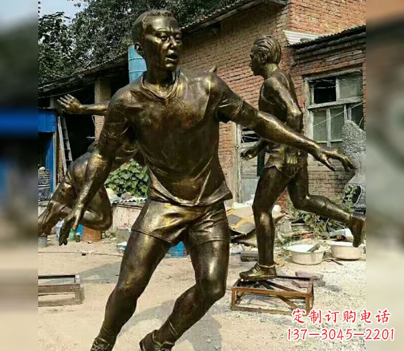 徐州踢足球广场人物铜雕