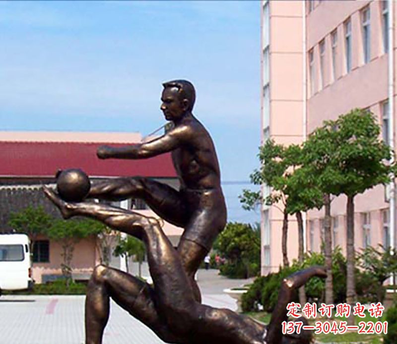 徐州踢足球人物广场小品铜雕