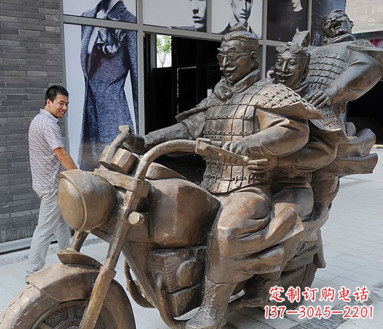 徐州铜雕街头骑摩托人物雕塑