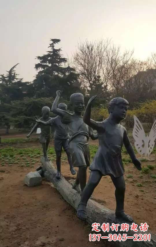 徐州玩走独木桥儿童铜雕