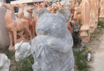 徐州青石熊猫雕塑，传承古典文化