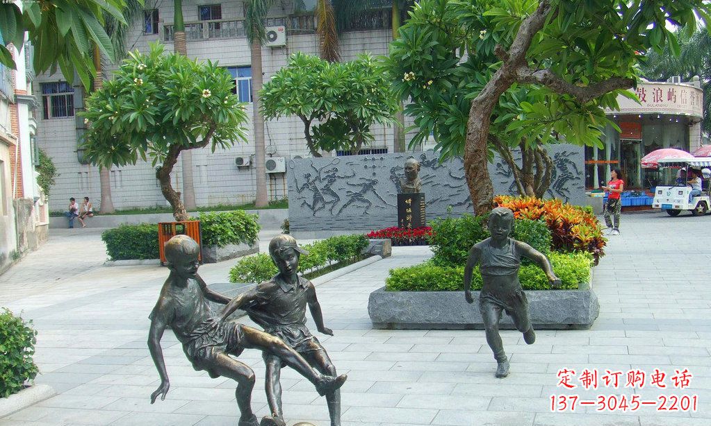 徐州小孩踢足球铜雕