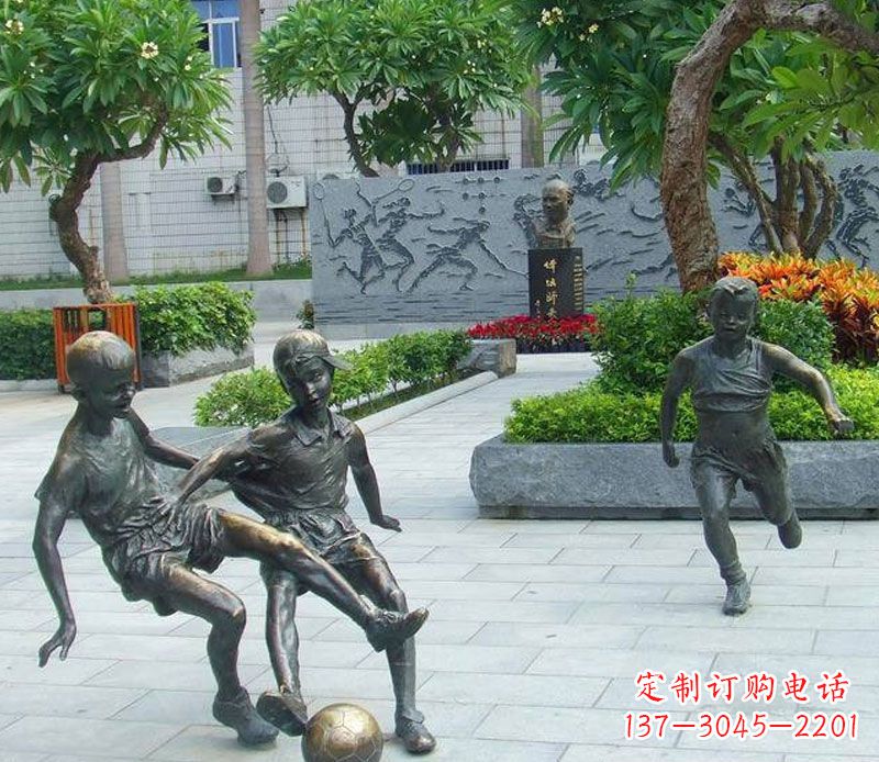 徐州小孩踢足球公园景观铜雕