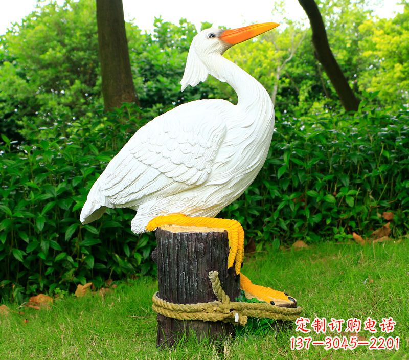 徐州一男一女抱一只鸽子雕像