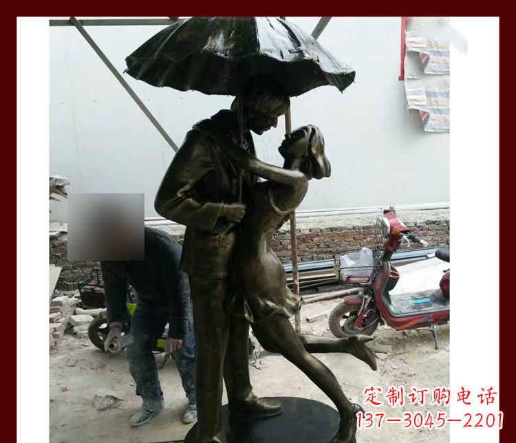 徐州雨伞下拥抱的情侣铜雕
