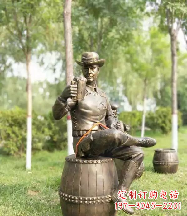 徐州坐酒桶喝啤酒的牛仔铜雕